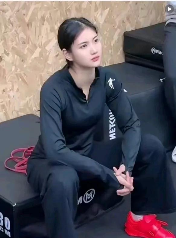 2025年全运会已结束，夏思凝100米跨栏虽然成绩平平，不及亚军吴艳妮，更不及冠