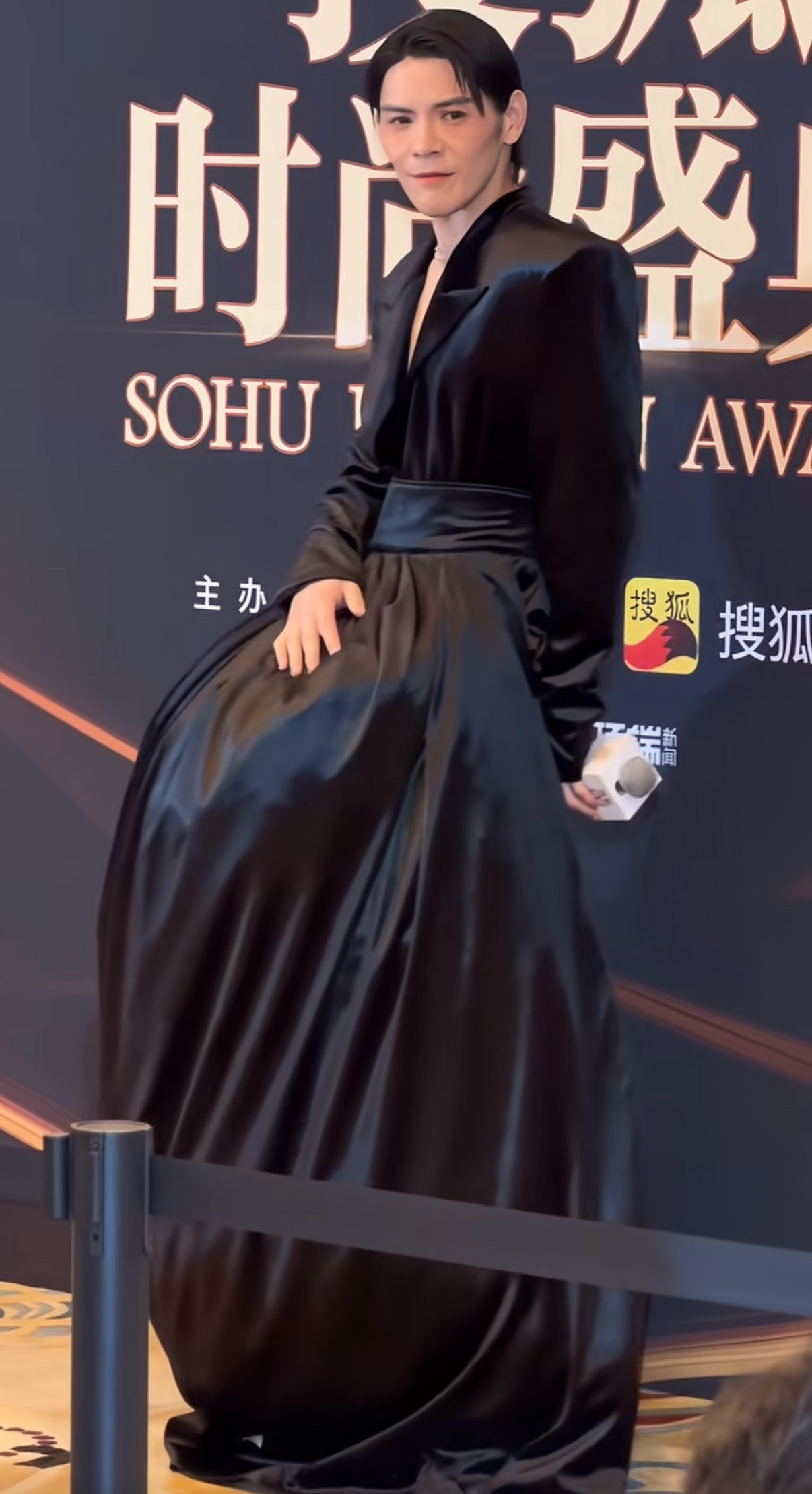 向佐又开始玩抽象了，我电动车挡风被咋没了，真是要命了，每次放出来必惊艳所有人。