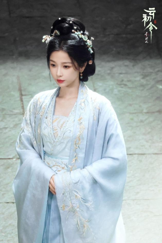 虞书欣《云初令》出妆新剧妆造看着还不错，这次终于不演甜妹了，作为95花头部艺人
