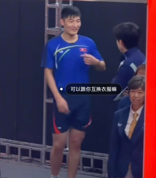交换球衣这事情，一般是赛后俩人脱下身上的球衣再互换，各自留个纪念。 可王楚钦
