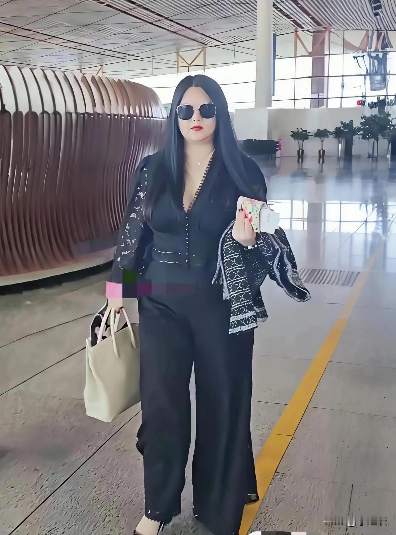 盲猜李湘现在体重得走160斤感觉她好自信，完全没有胖子的那种自卑和焦虑明