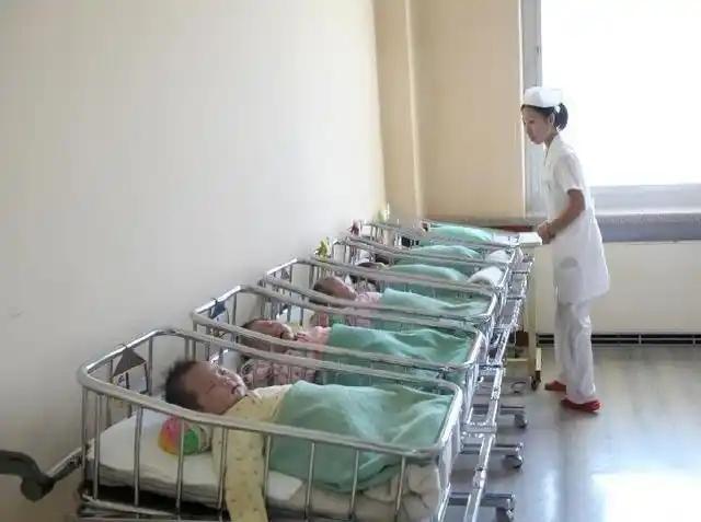 🌛到底要花多少钱，年轻人才愿意生孩子？中国为什么没有在2015年产生新的婴