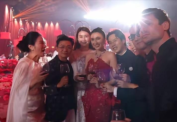 王宝强吃过一次亏，不会再上一当了。现在的王宝强变化太大了，整个人衣冠楚楚，侃侃而