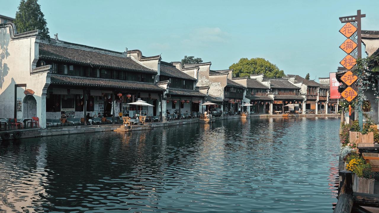 很多人逛南浔，只顾着挤商业街，反倒错过真正藏着江南风骨的百间楼。比起满是商铺的主