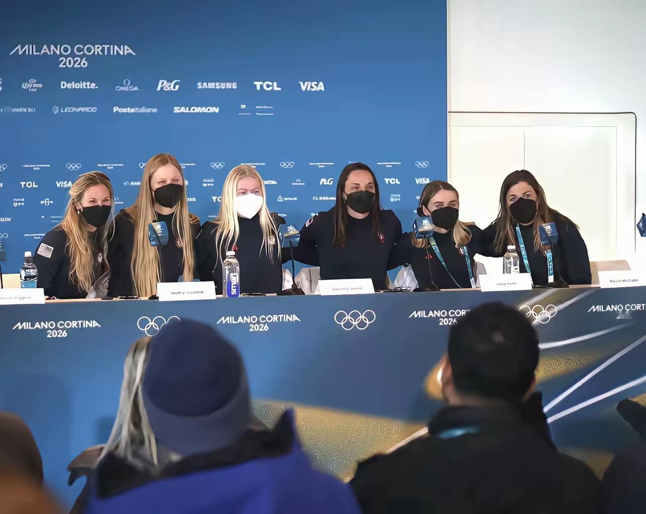 美国人，你们还把口罩摘下来吧。看到你们在26年运动记者会上集体戴上了口罩，大