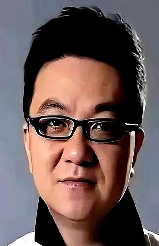 董路又开炮了，这次对准的是自己足球小将的家长。孩子签了巴萨，本是天大的喜事。
