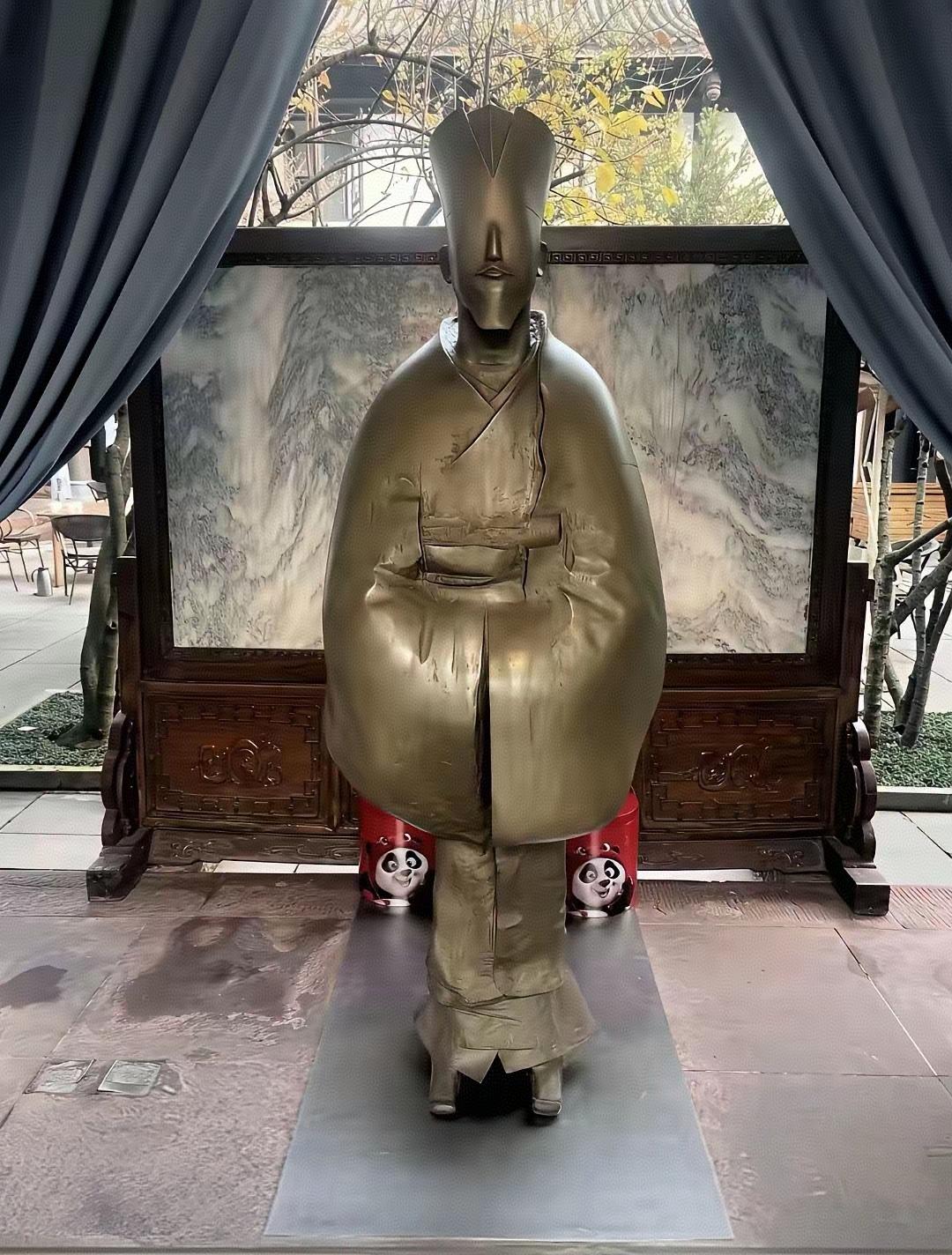 清华美院又一尊雕塑惹争议。这是一尊苏东坡先生的雕塑，雕塑边上的简介说：“清华美