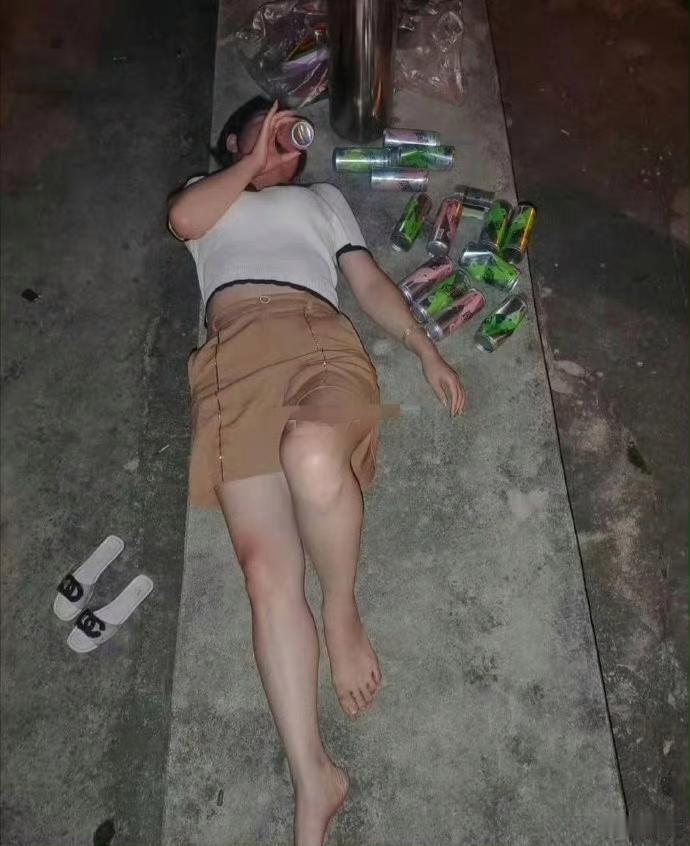 这是发生什么事啦？就算失恋也不能这样啊糟蹋自己，大晚上的多危险啊！
