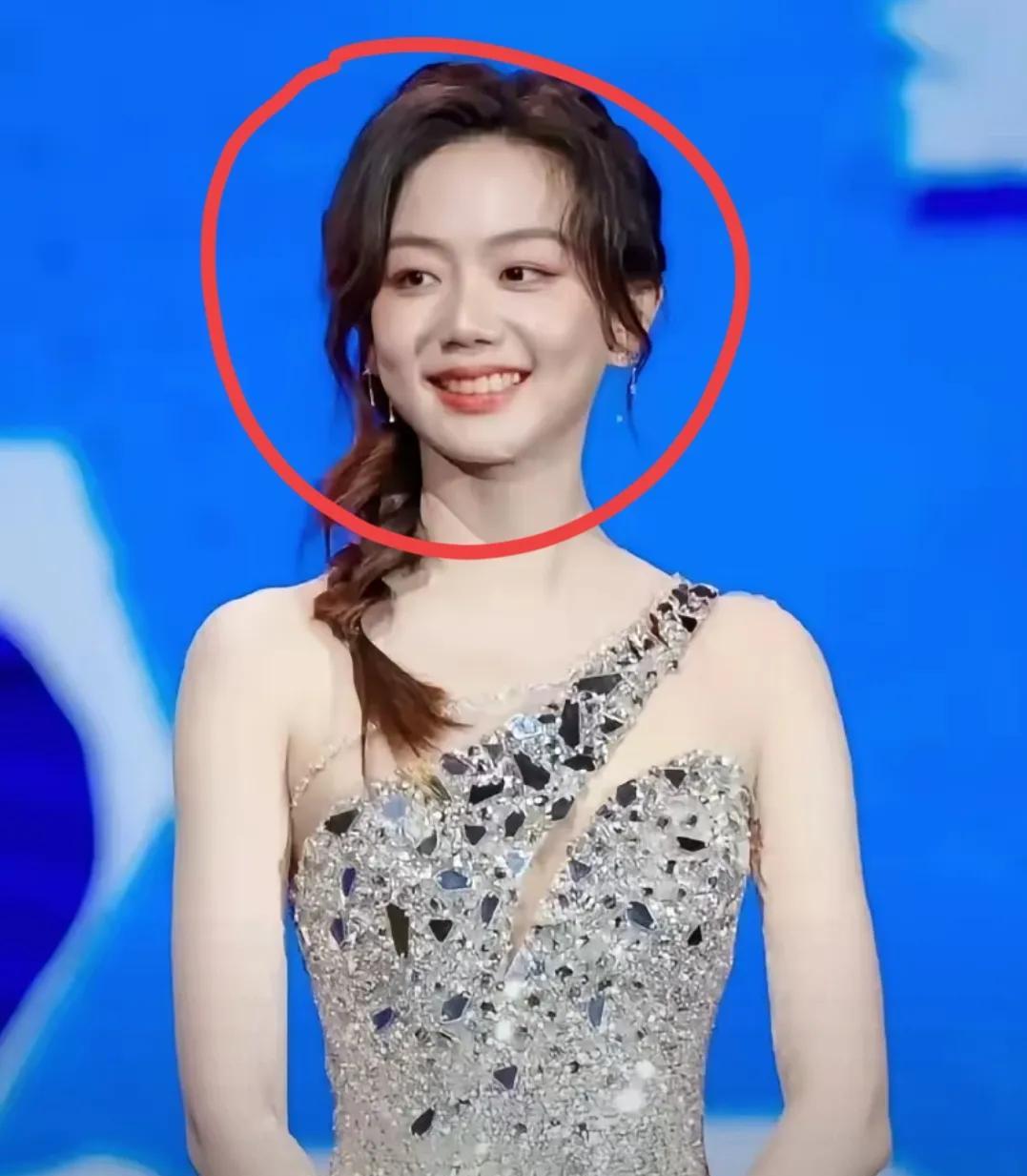 难道就没有人觉得许嵩女朋友冯禧真的很恐怖吗？明明局面对她很不利，但她只做了三