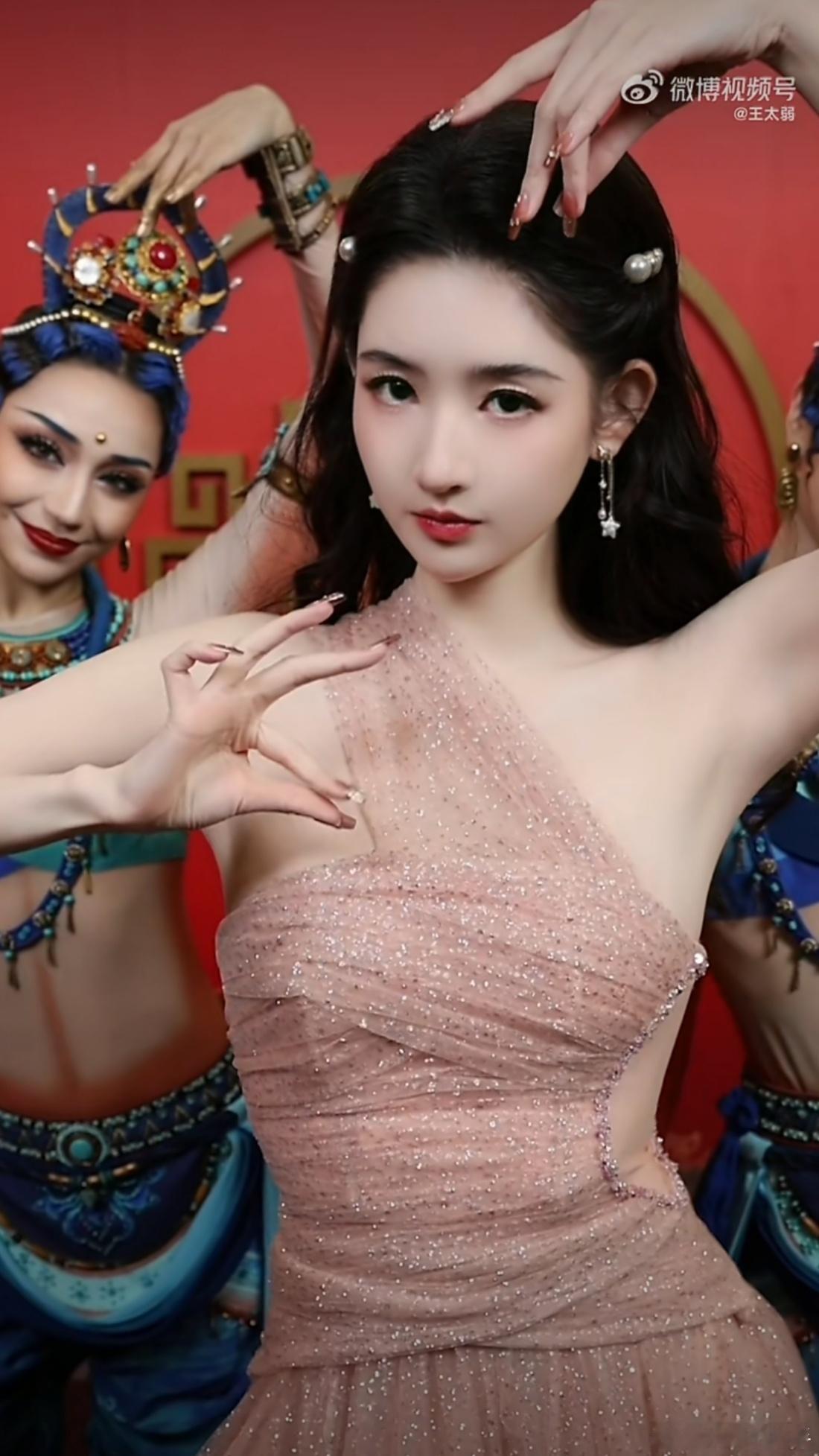 王玉雯不知道我的龟兹手很曼妙被王玉雯狠狠惊艳到了！春晚后台秒切舞蹈模式，跟着舞