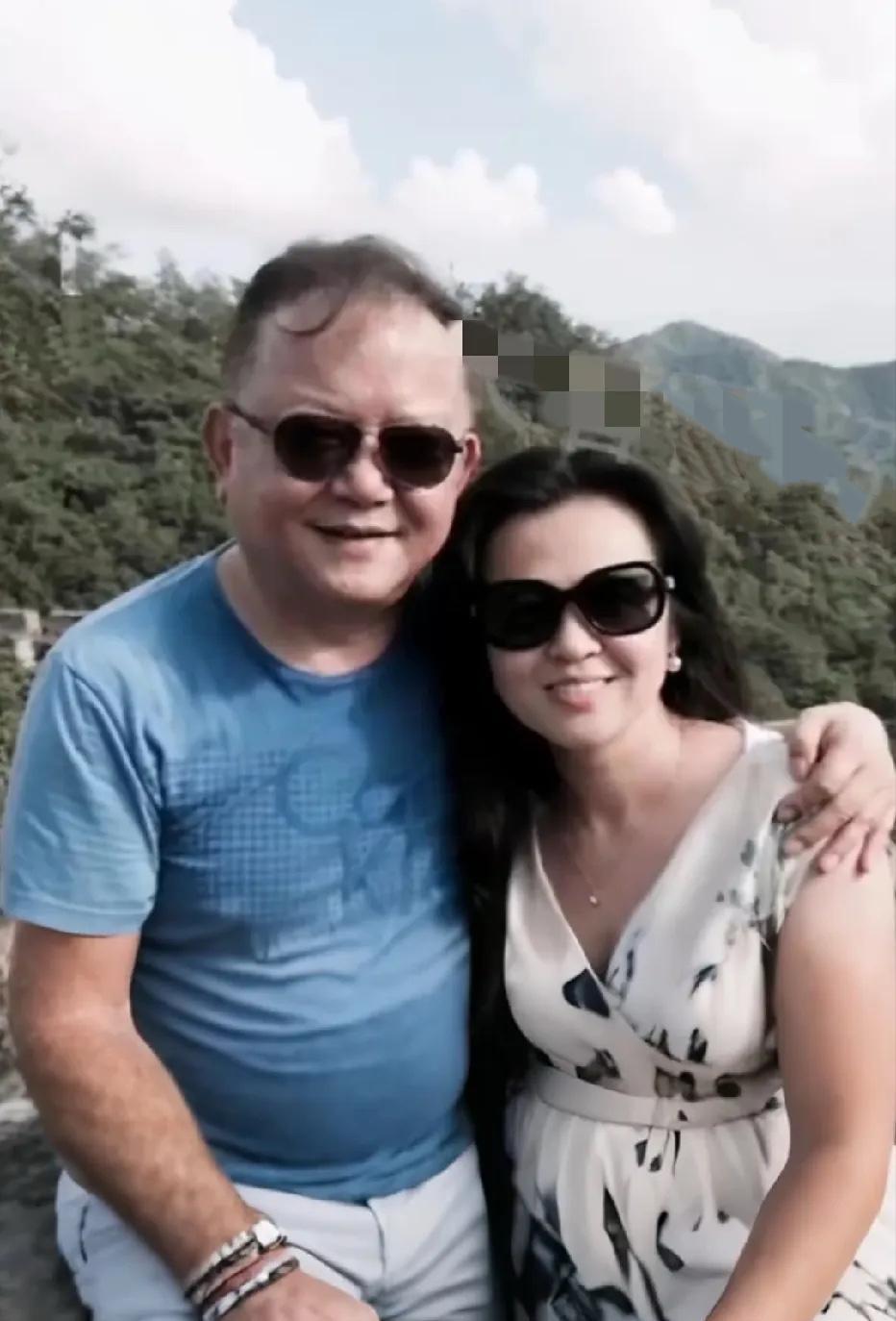 72岁的王刚真发福啦，和妻子外出旅游的亲密合照里，两人都胖了不少。王刚1948年