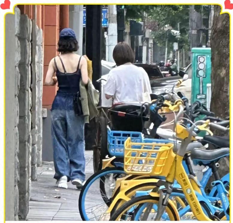 赵丽颖最新路透出来，我愣了三秒：这姐们儿，真的不装了。上海街头被偶遇，全素颜