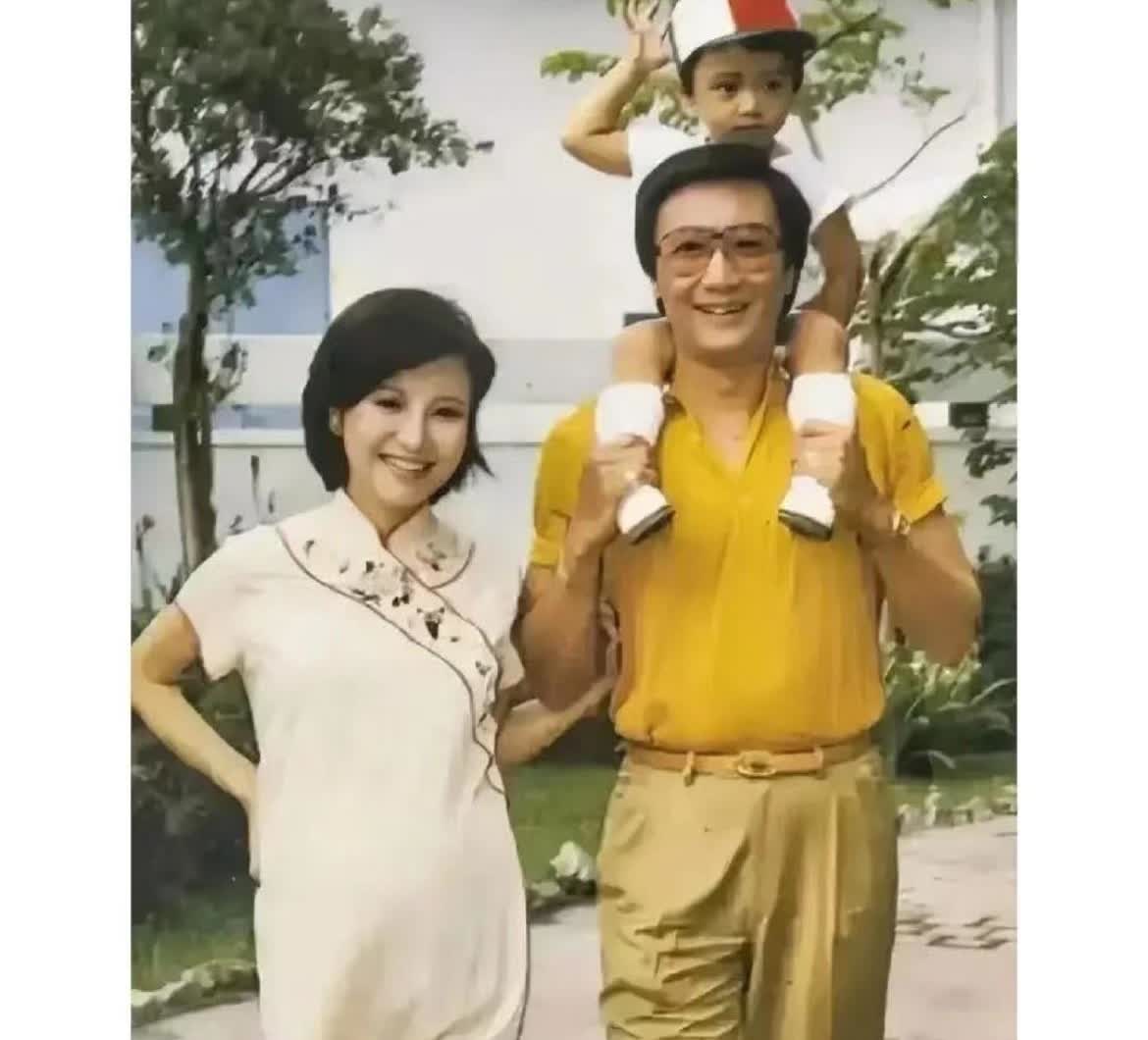 这是1982年，2岁的谢霆锋和45岁的爸爸谢贤！31岁的妈妈狄波拉在一