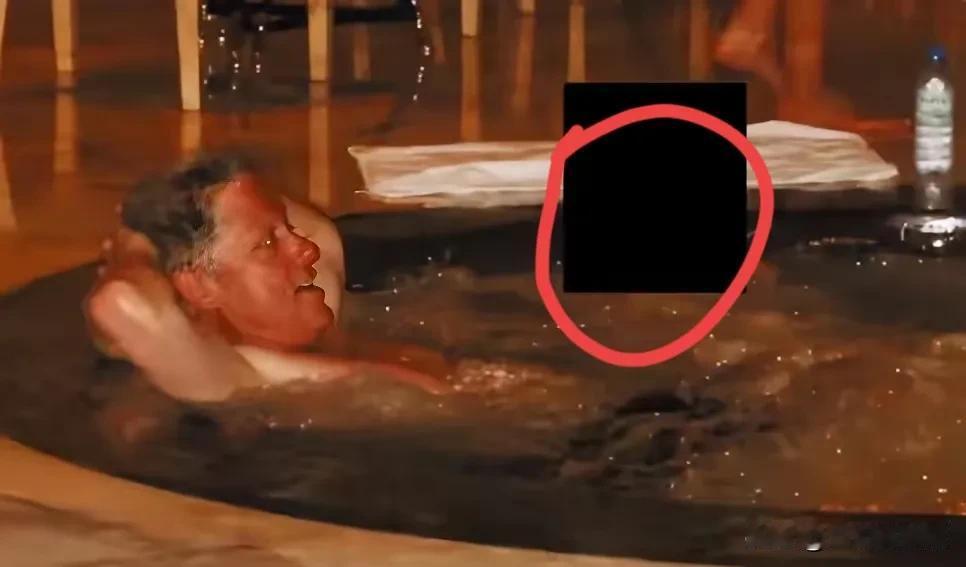 一觉醒来，克林顿有点懵了，他怎么也没想到，自己不当总统很多年，居然现在又