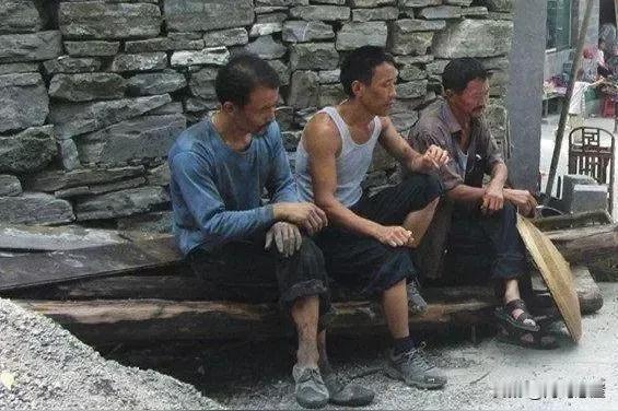 有钱不一定幸福，没有钱肯定不幸福。这个道理就好比钱不是万能的，没有钱是万万不能的