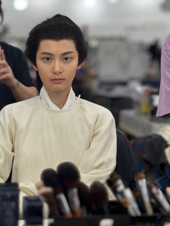 于正晒赵晴新剧女扮男装造型赵晴男装vs女装于正晒赵晴新剧女扮男装造型，，男装是那