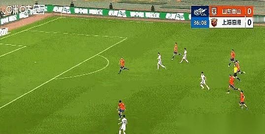 泰山队对阵海港这场比赛，杨希进球后，全场球迷都在议论被李帅生吃的彭啸。镜头里，