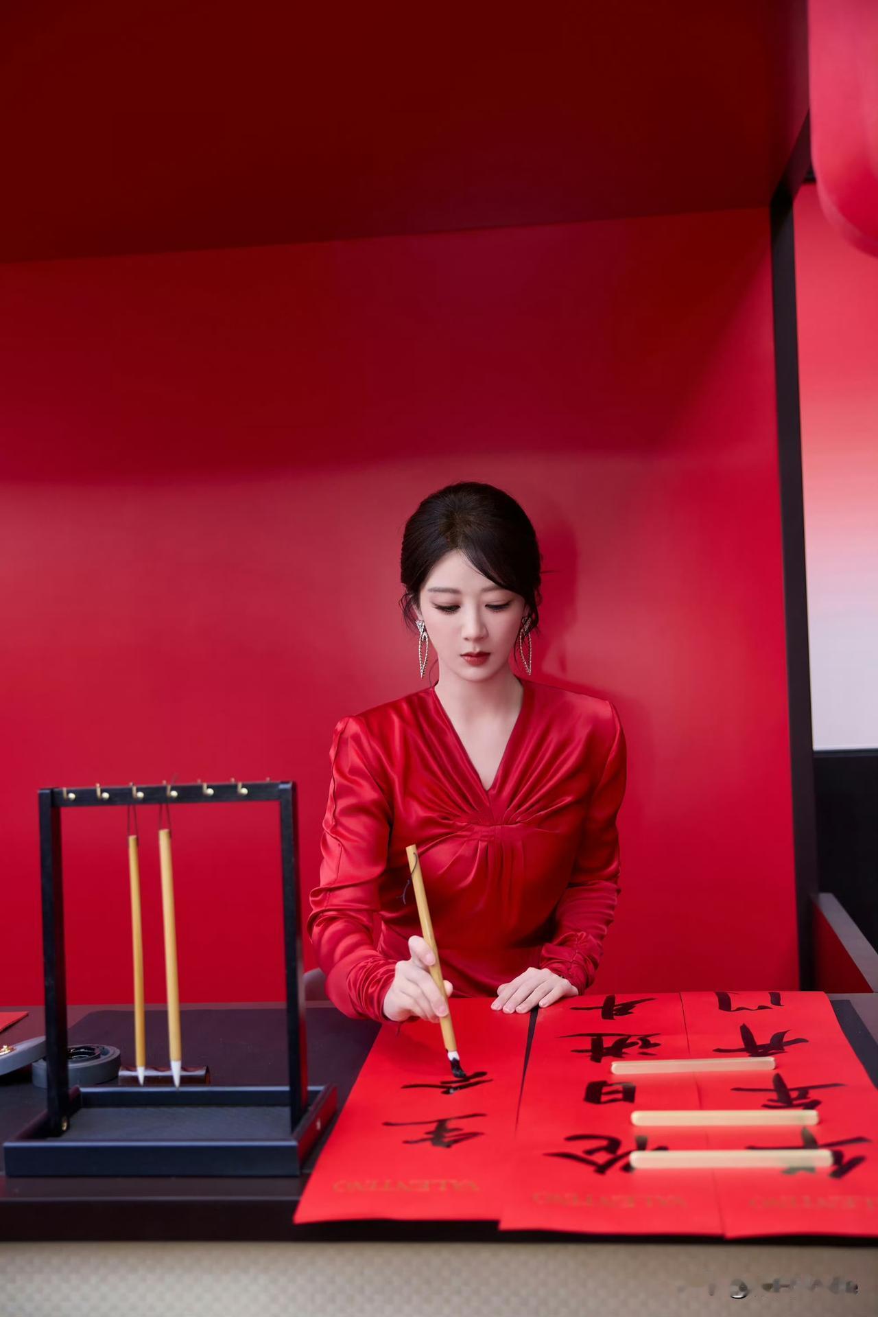 1月16日，杨紫剧宣对联是她自己亲笔写的，才发现20年前杨紫就写的一手好毛笔字！