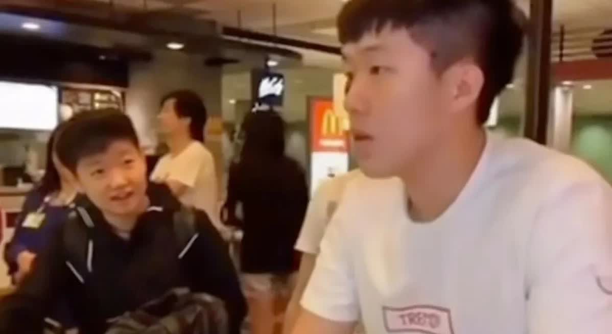 少年孙颖莎出国比赛肚子饿，在机场看到王楚钦会英文又会兑换外币，陪着自己和曼昱姐姐