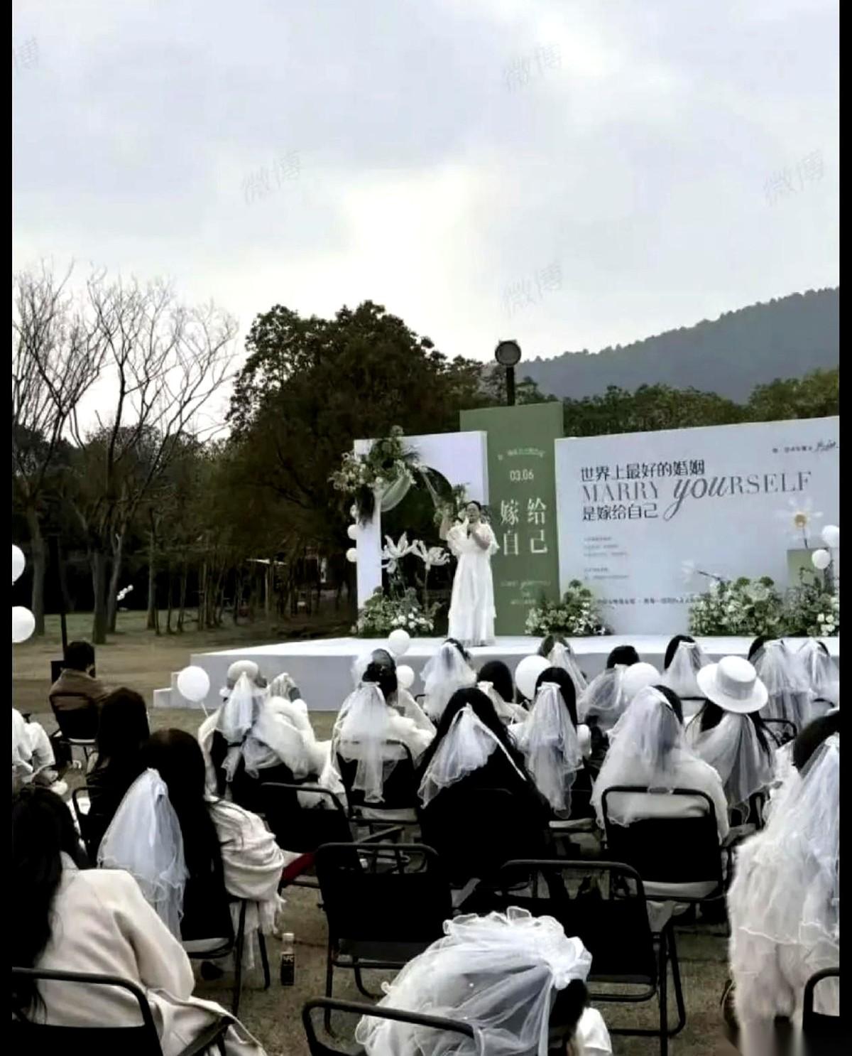 有个小网红，攒了个局，叫“姐姐嫁给自己”。现场呼啦啦来了70多号人，口号喊得山