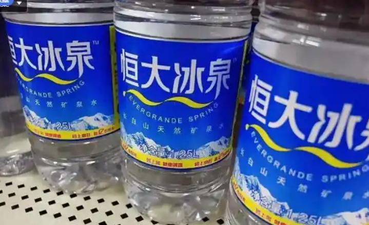 许家印离翻盘只差一步：恒大冰泉+横扫亚洲的恒大足球，本该是几万亿利润，完全能填上