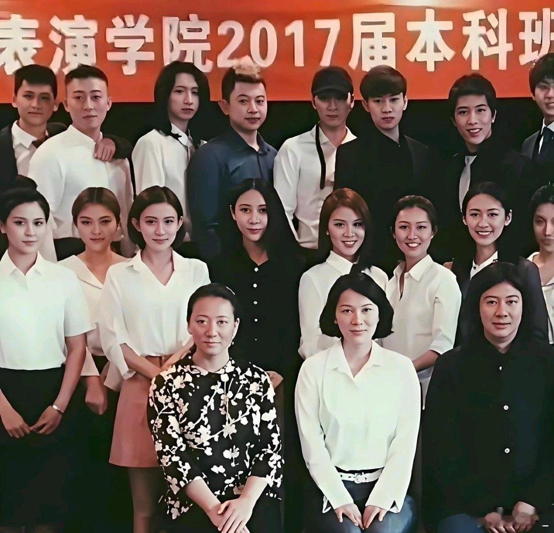 瞧孟子义这毕业照，就知道她为啥成明星啦！她五官精致，气质还好，在人群里超显眼。​