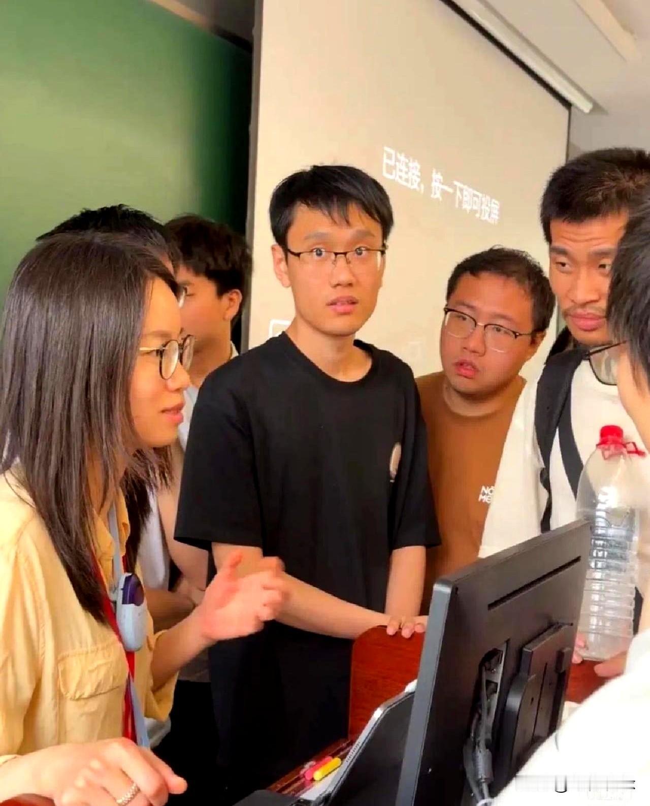 教室挤得满满当当，连过道都站着人，这场面放在讲座里真不多见。王虹能这么火，不是