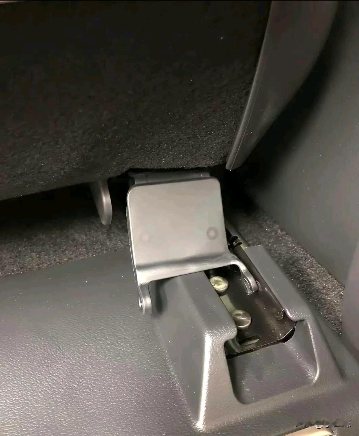 洗车看到这里坏了，你会顺手给他修好吗？