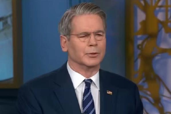 贝森特的荒谬言论，把记者给彻底整懵了！昨天，NBC主持人追问贝森特，究竟存在