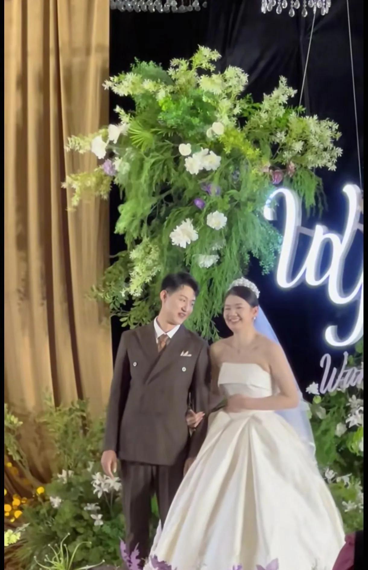 杨方旭举办“回门宴”，仅有天津女排于鋆炜到场祝贺，昔日“恩师”郎平未录制祝福视频