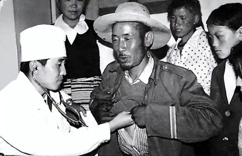 1956年，35岁的农民咳嗽10年，但却一直拒绝就医，一天，他突然用力一咳，一个