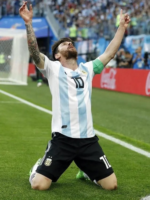 梅西是足坛第一人吗？梅西是不是第一人得先问问C罗同不同意，C罗和梅西两个人在最近