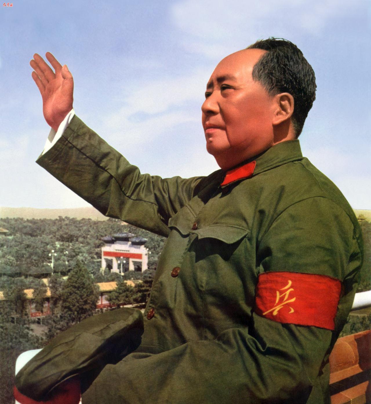 1966年8月18日毛主席勉励薄一波：好好革命。当天，毛主席在观礼台上接见来自