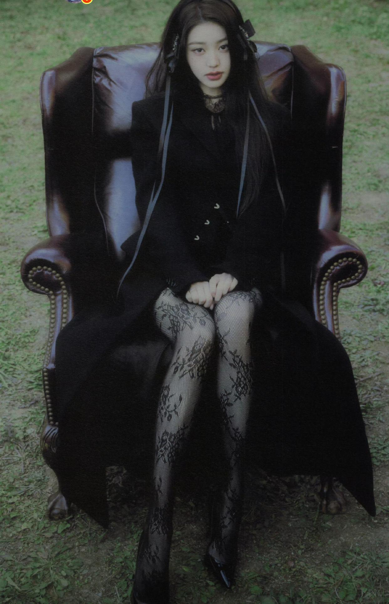 张元英这波黑丝长腿图有点意思。一身暗黑系长款外套，收腰设计把身材比例拉到封