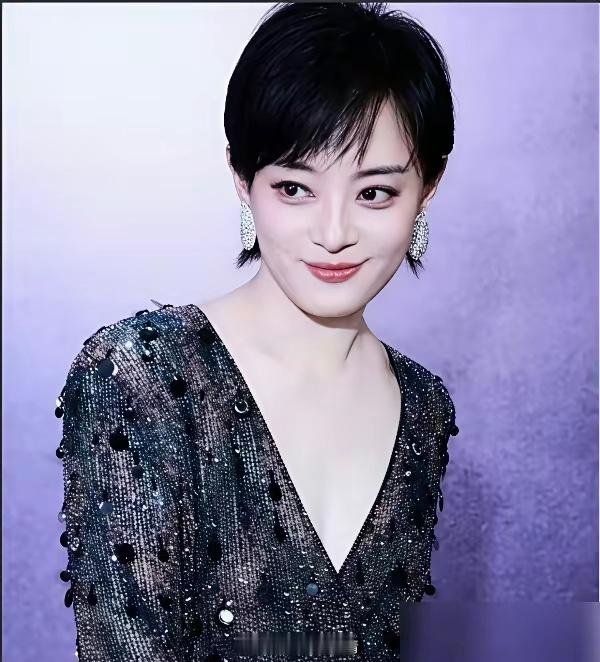白玉兰后台。孙俪没拿奖，杨紫拿了。孙俪笑着对杨紫说：以后有合适的剧本，可别忘了推