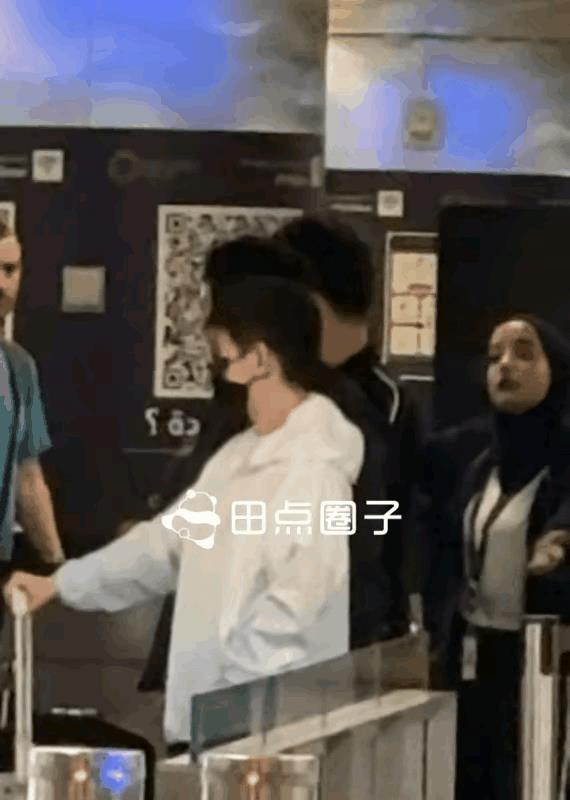 国乒平安落地多哈机场，王楚钦，孙颖莎长舒一口气，机场内秩序井然，那群讨厌的