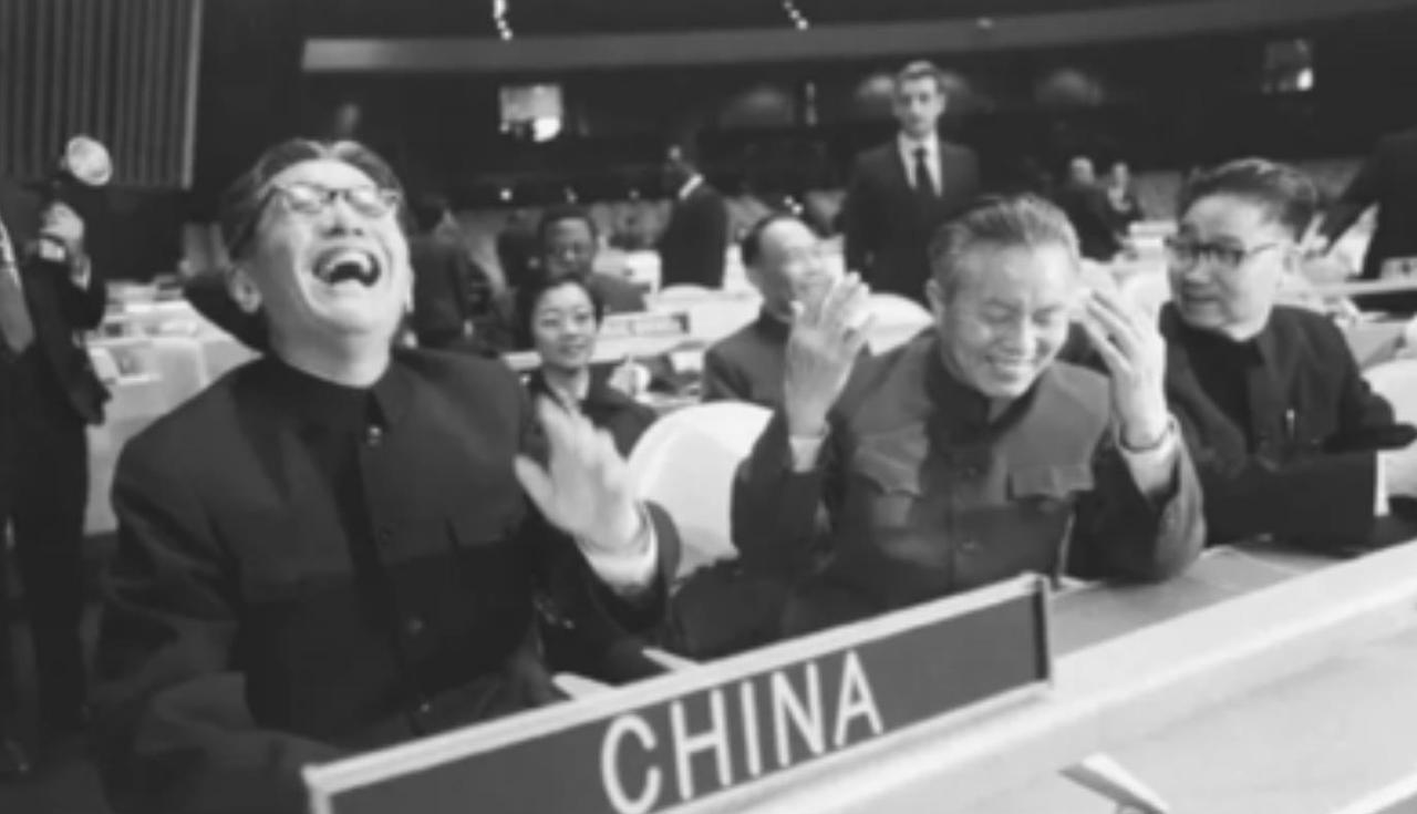 1976年冬，新中国驻联合国代表黄华奉命回国，乘坐的飞机刚刚落地。只见外交部几位