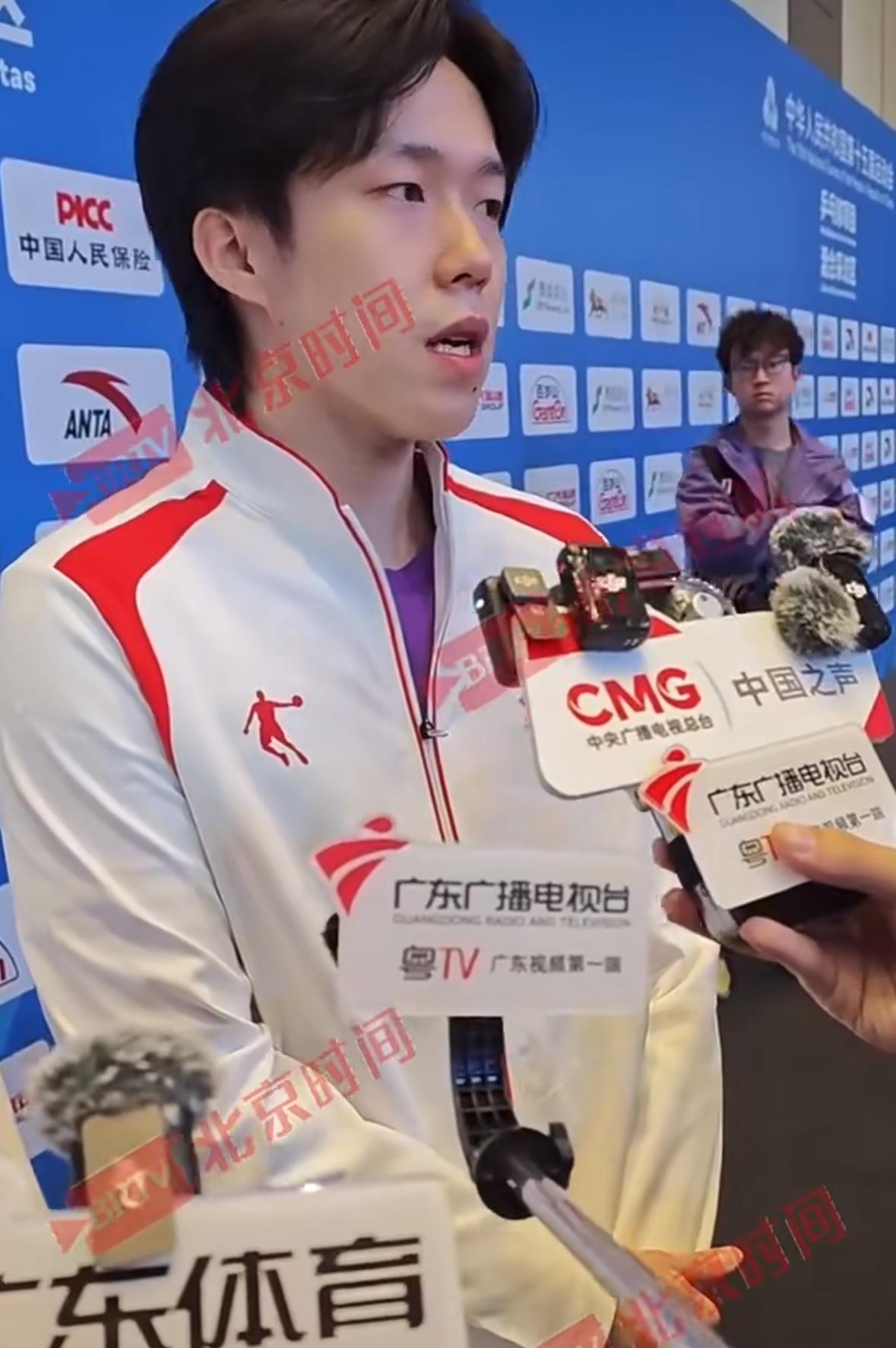 男团夺冠后王楚钦赛后采访感谢东哥谈头撞球台：不要在意那些不重要的细节王楚钦在男
