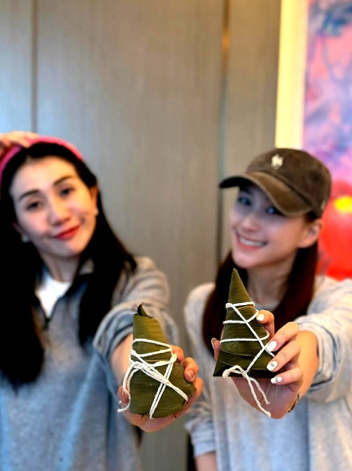 窦骁估计想离婚的心都有了！端午节何超莲晒了段豪门姐妹包粽子的视频，好家伙这回