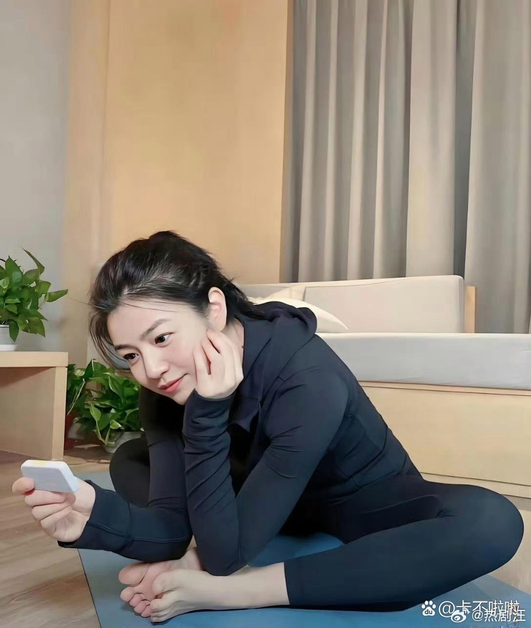 原来明星也有缺点，陈妍希的脚好胖。