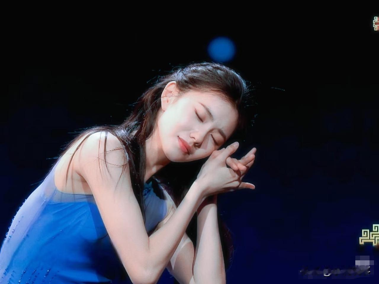 别再小看刘浩存春晚上的3分钟，这根本不是普通伴舞！那些无数个“分身”不是后期