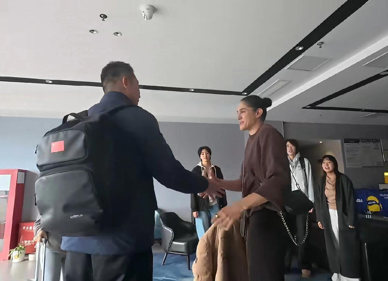 巴西娜塔莉亚和天津女排告别！今天上午天津女排的外援巴西娜塔莉亚和天津女排依依不舍