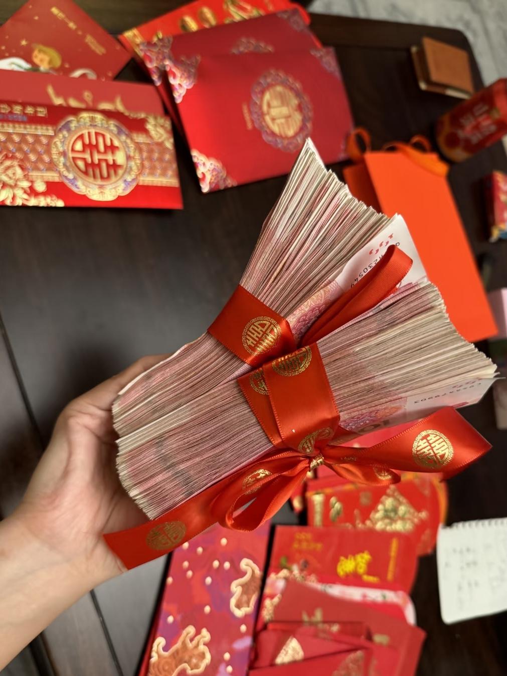 今天去同事婚礼，竟撞见个把“人情世故”玩明白的操作！她姑姑礼账上只写200块