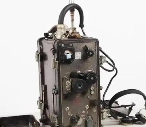 1985年，黑龙江一退休老人上山摘松茸，在石缝里发现了一个标有USA字样的电台，