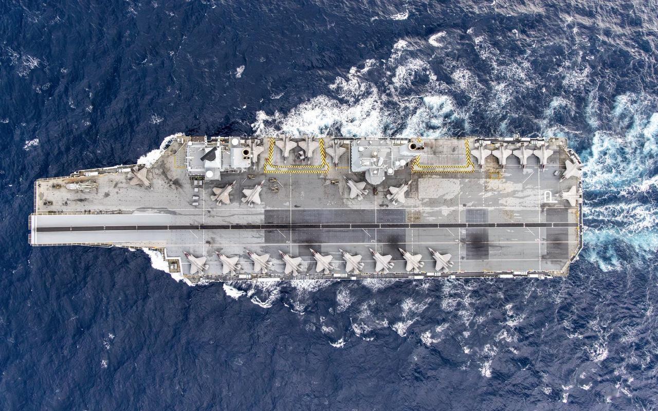 “威尔士亲王”号航母甲板搭载两个中队24架F-35B进行演练。该级航母飞行甲板