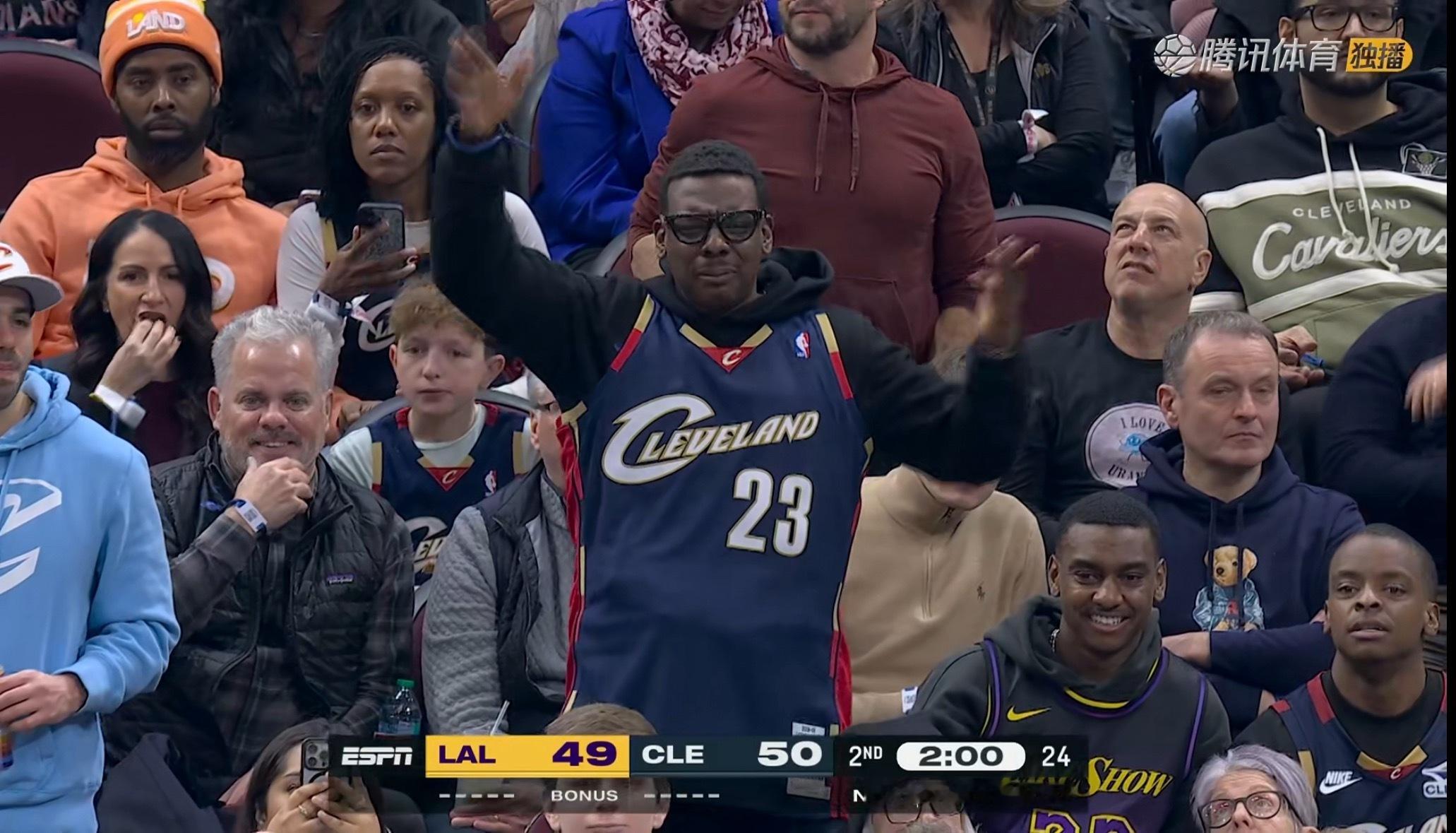 笑死我了，这哥们，“这是投篮犯规啊”