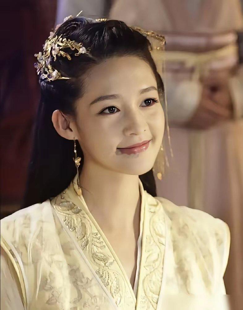 她长得太像李沁，这碗饭却吃得格外烫嘴。2025年那部《一笑随歌》，李沁是绝对女