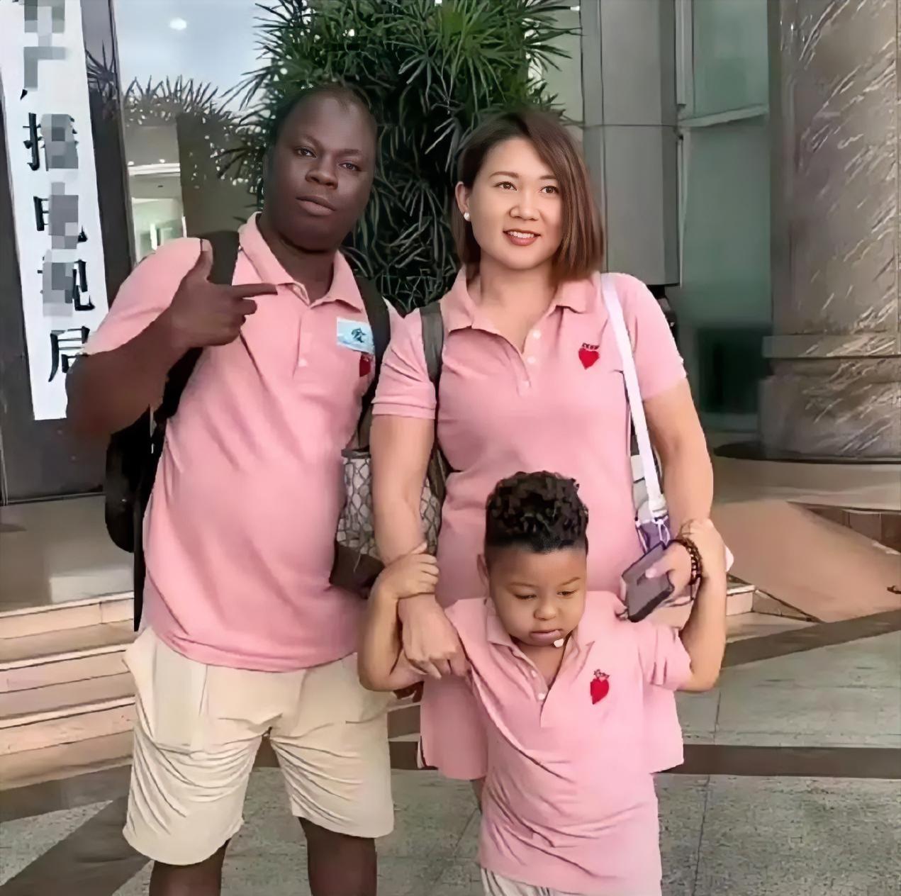 妈妈的基因很强大，除了卷发一点不像外国人了吧？​​​