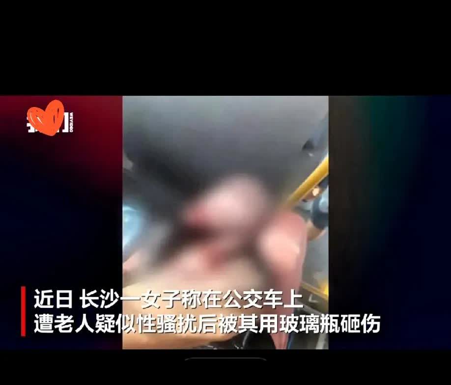 长沙公交上这事儿，真是看呆了！就因为下车时80岁大爷的手不小心蹭到手背，女子直接