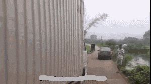 爆笑GIF: 虽然你违规停车了, 但是我没有违规走路啊